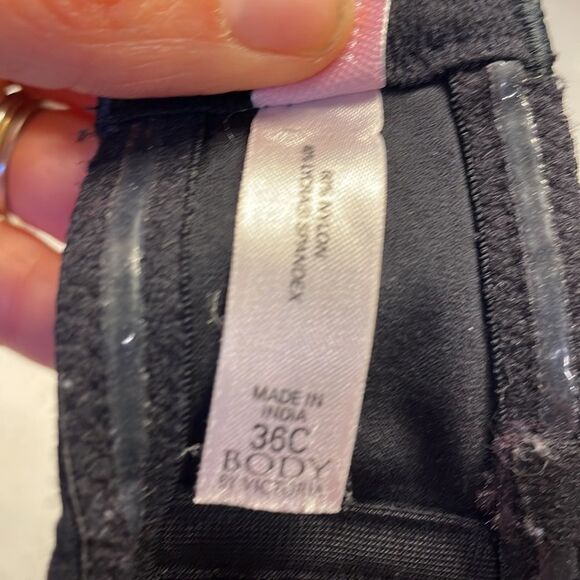 𝅺victoria Secrets woman’s black strapless bra - Picture 8 of 10